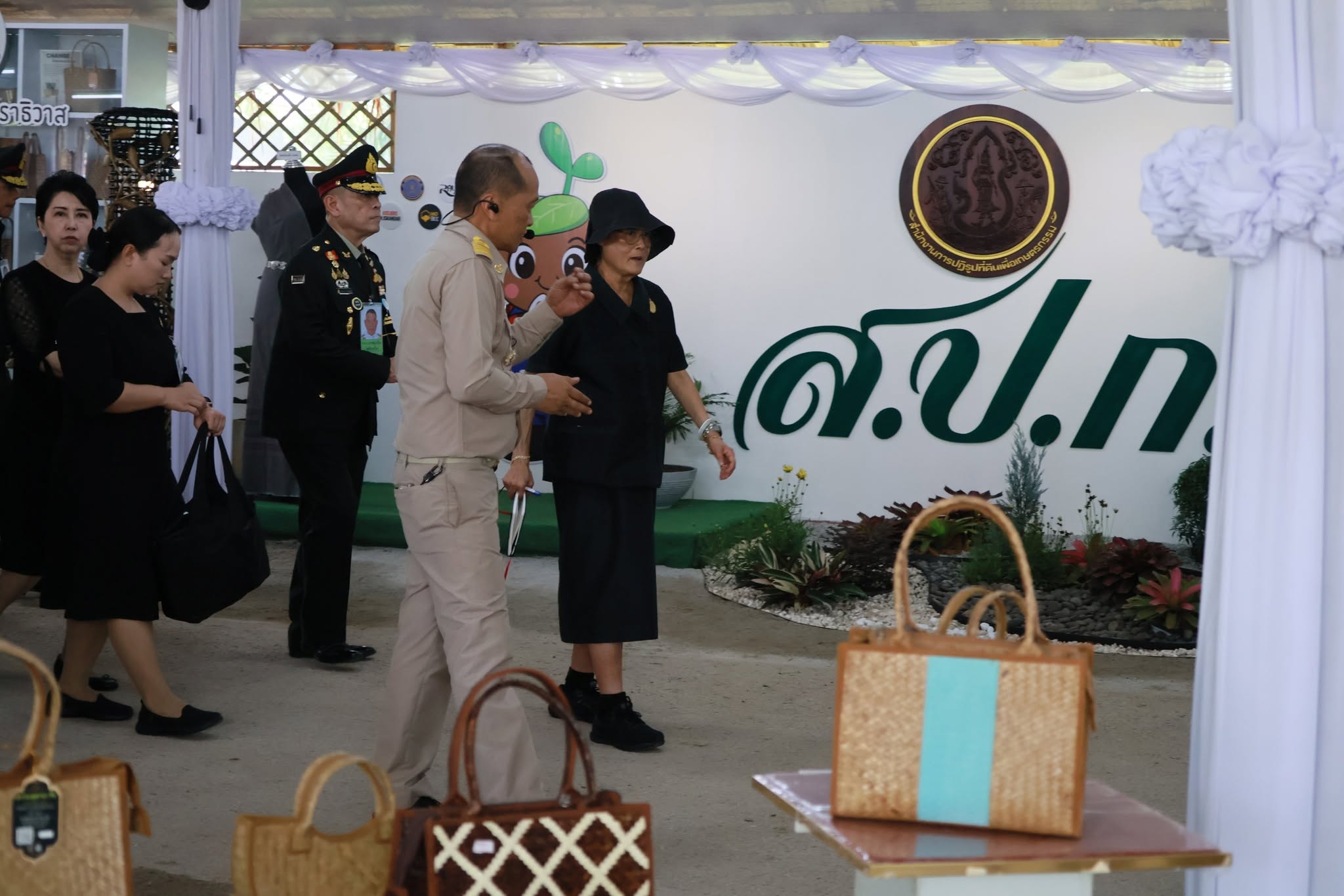 title - เลขาธิการ ส.ป.ก. พร้อมคณะ ร่วมเฝ้าฯ รับเสด็จ สมเด็จพระกนิษฐาธิราชเจ้า กรมสมเด็จพระเทพรัตนราชสุดาฯ สยามบรมราชกุมารี เป็นองค์ประธานเปิดงานวันลองกอง ของดีเมืองนรา ครั้งที่ 49 ปี 2569 และทอดพระเนตรนิทรรศการภายในงานเยี่ยมชมบูธนิทรรศการ ของ ส.ป.ก.นราธิวาส ภายในงานวันลองกอง ของดีเมืองนรา ครั้งที่ 49 ปี 2569